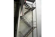 Construção de escadas de segurança (estrutura metálica)