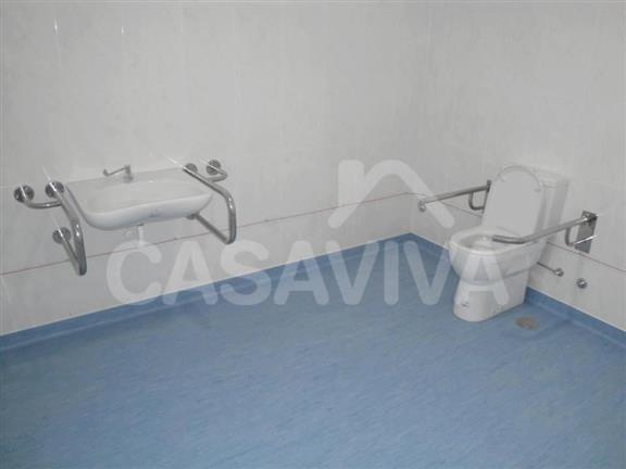 Nas casas de banho foram instaladas loias sanitrias com as porpores adequadas e sistemas de apoio atravs de elementos metlicos.