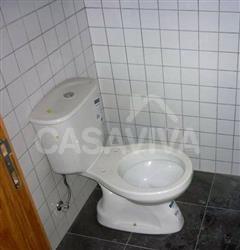 Na instalao sanitria foram aplicados azulejos brancos nas paredes envolventes e ladrilhos cermicos no cho.