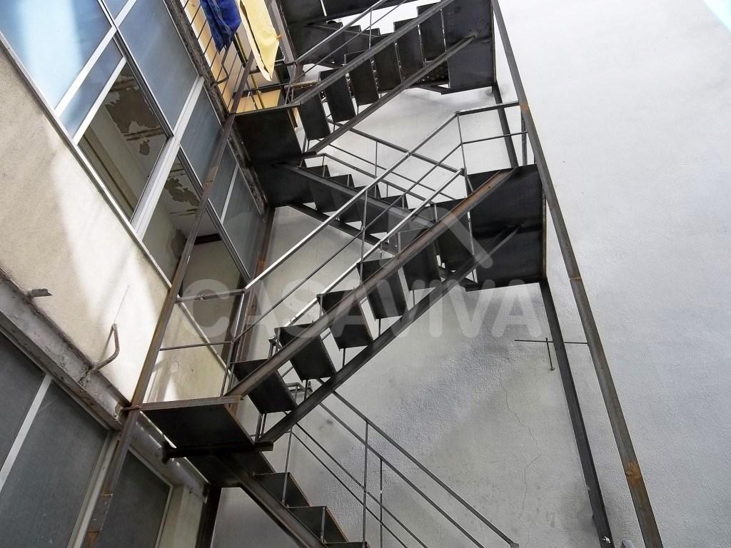 Foram executadas trs plataformas de ligao desde a varanda dos 2, 3 e 4 andares esquerdo para acesso  escada de incndio.