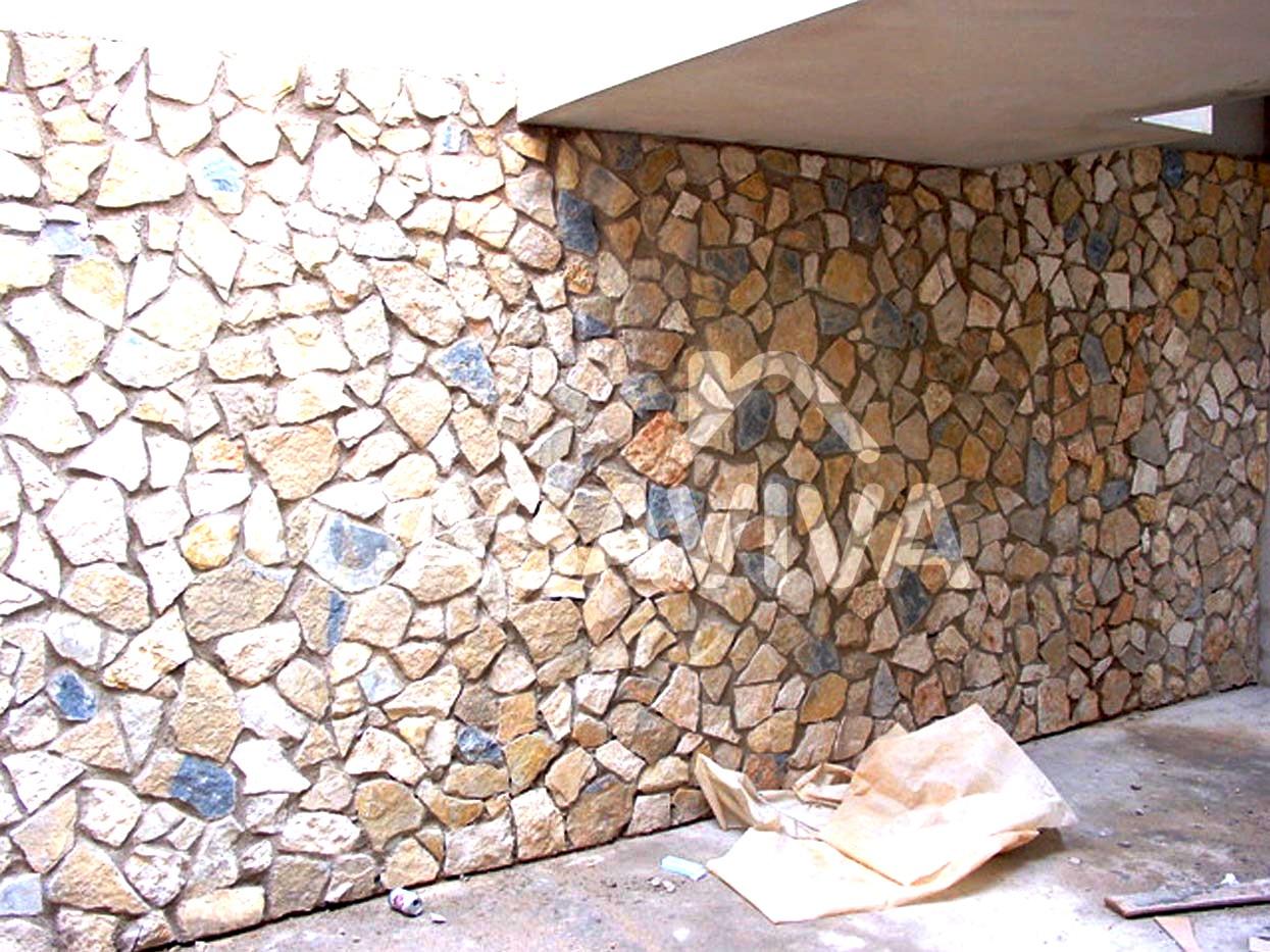 Revestimento de pavimento e paredes de pátio.Mosaico cerâmico, pinturas e pedra natural.